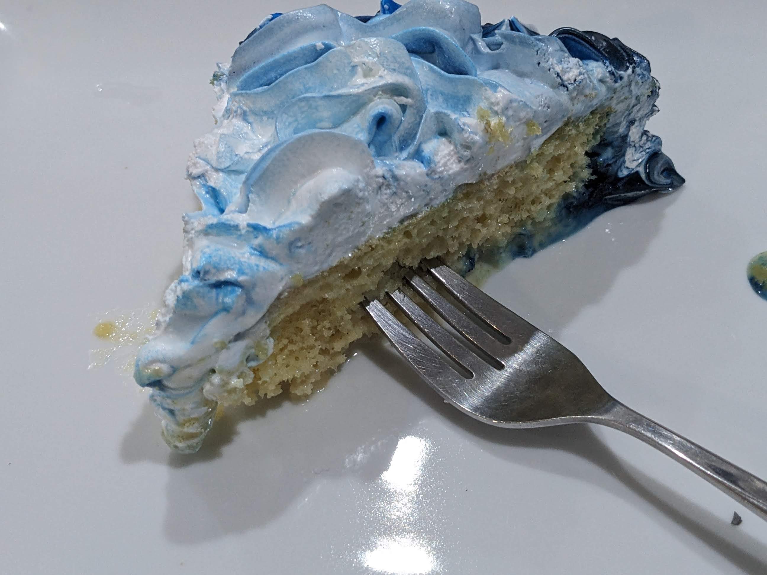 Porción de pastel húmedo con crema azul
